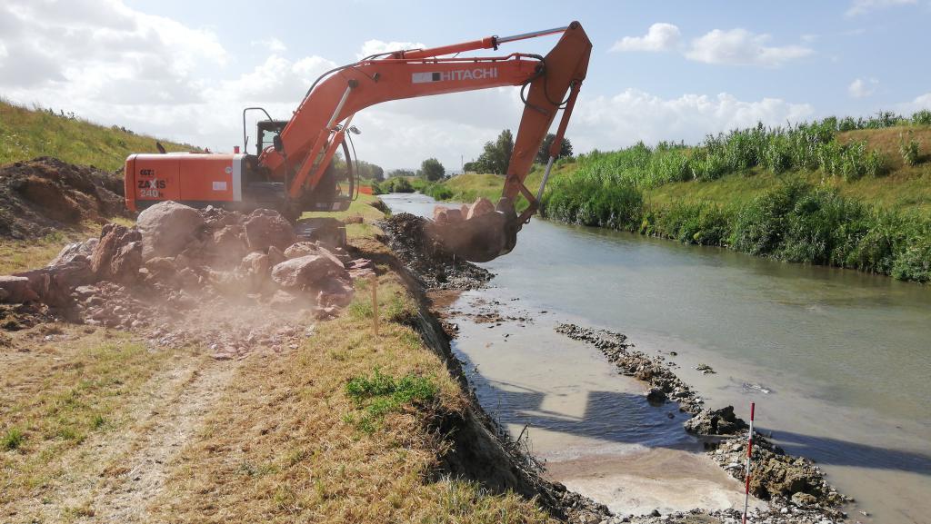  - Fiume Topino a monte del ponte di Cannara: realizzazione scogliera in destra idraulica