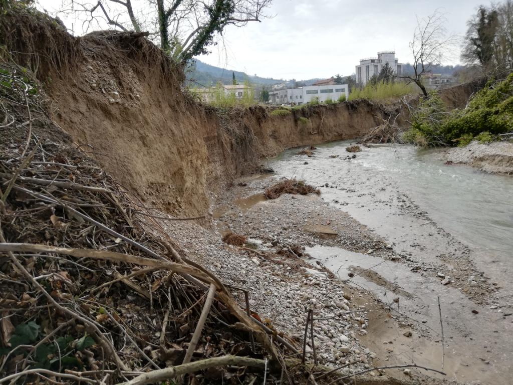  - Stato precedente l'intervento: erosione in destra idrografica Torrente Marroggia.