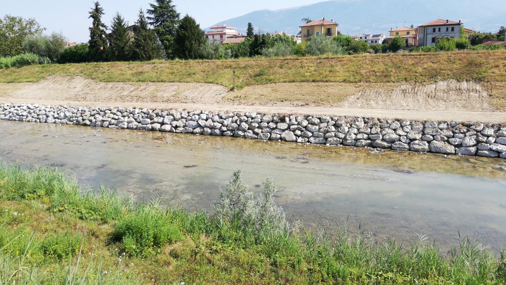  - Fiume Topino a monte del ponte di Cannara: realizzazione scogliera in destra idraulica