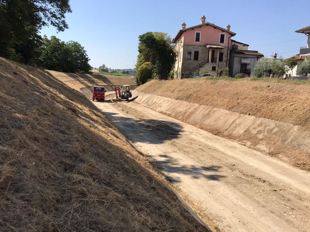  - Torr. Attone in loc. Cantalupo, rimozione terre di deposito e sfalcio tratti arginali non cementati.