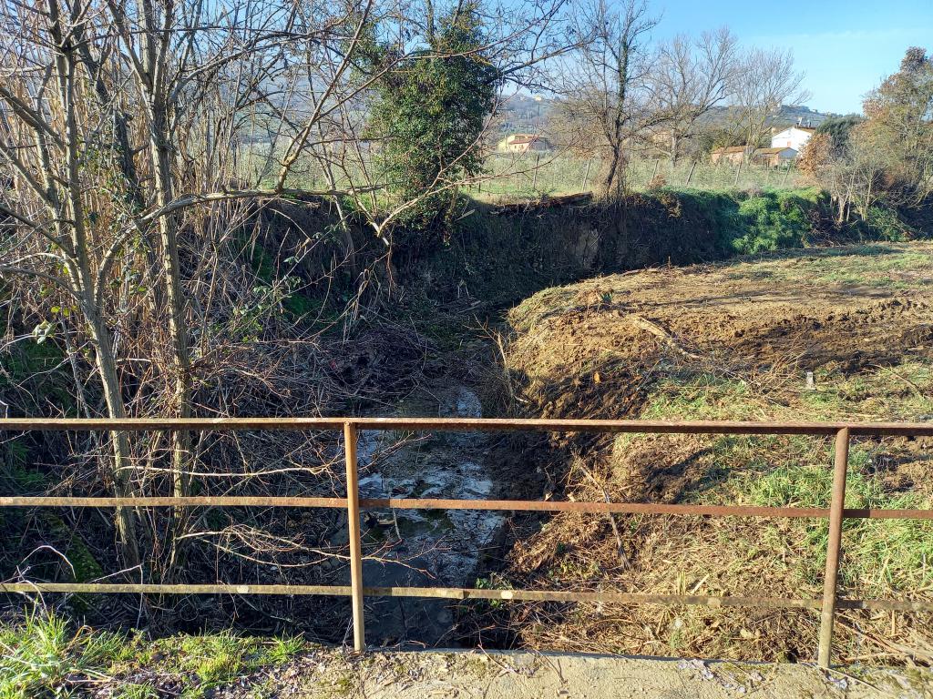  - Torrente Sambro erosione spondale da ripristinare con scogliera, nel tratto a monte azienda vivaistica loc. Passaggio di Bettona