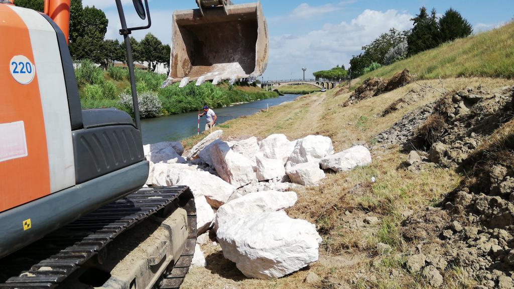  - Fiume Topino a monte del ponte di Cannara: realizzazione scogliera in destra idraulica