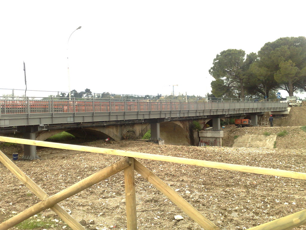  - VISTA LATERALE DELLA PASSERELLA IN COSTRUZIONE