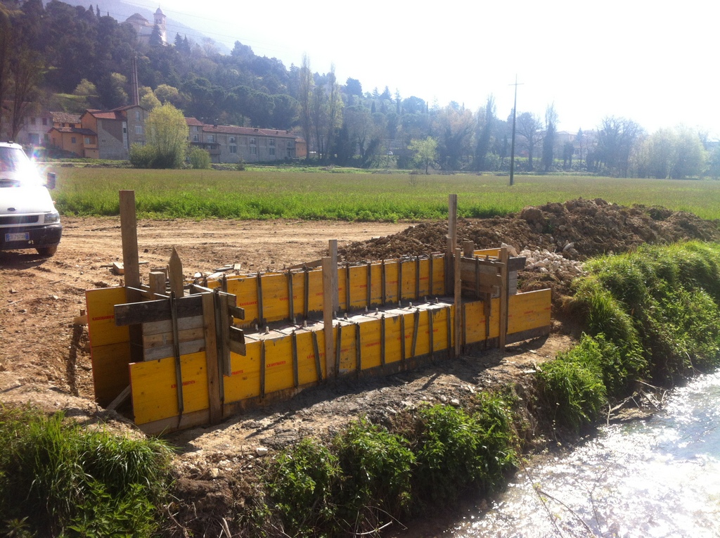  - REALIZZAZIONE CORDOLO PER POSA IN OPERA PASSERELLA SUL FOSSO TRE PONTI IN LOC. PISSIGNANO