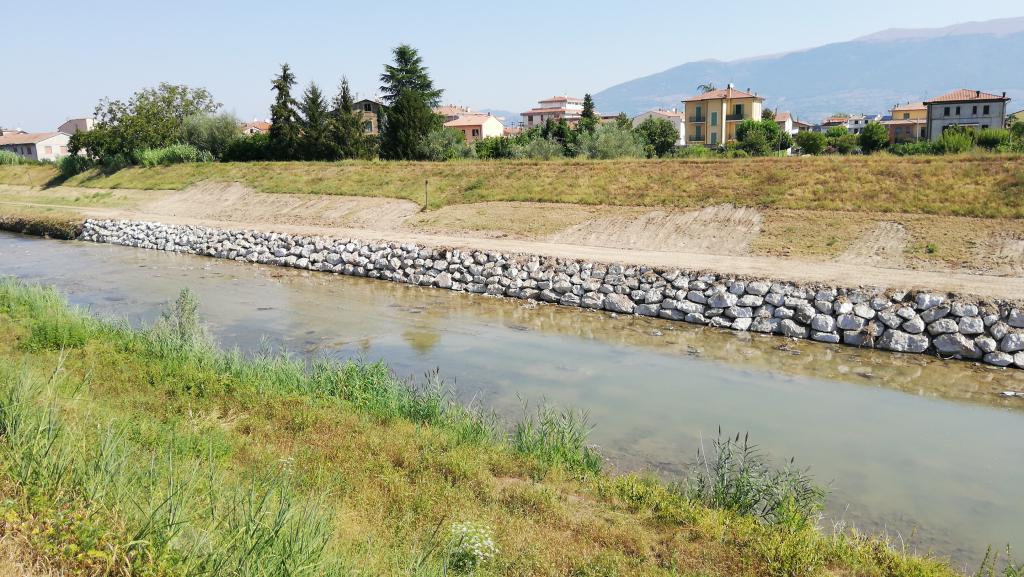  - Fiume Topino a monte del ponte di Cannara: realizzazione scogliera in destra idraulica