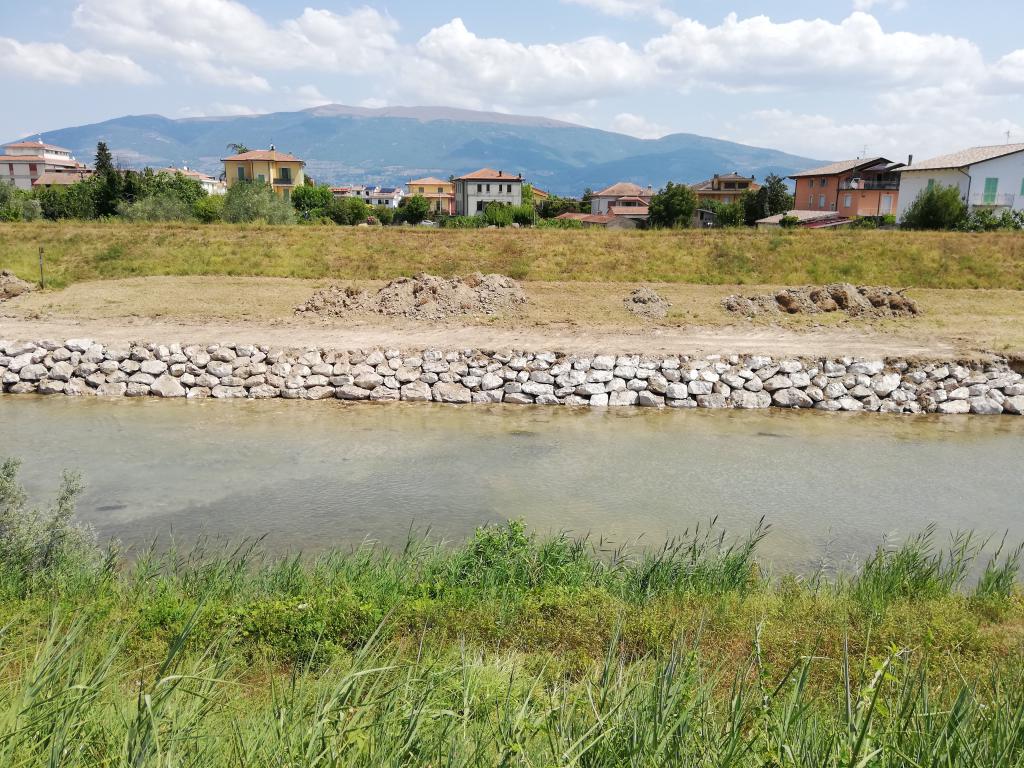  - Fiume Topino a monte del ponte di Cannara: realizzazione scogliera in destra idraulica