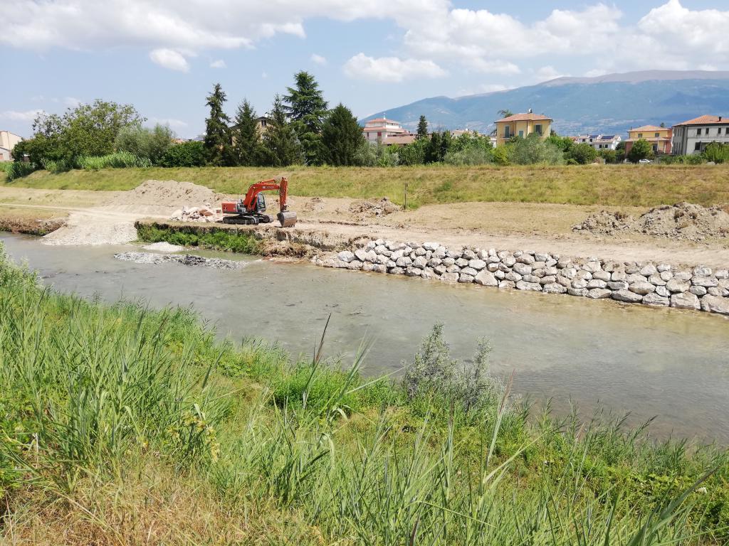  - Fiume Topino a monte del ponte di Cannara: realizzazione scogliera in destra idraulica