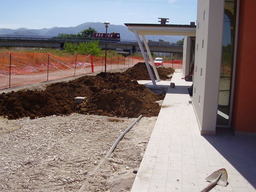  - PREPARAZIONE DELL'AREA CIRCOSTANTE CON TERRA DA COLTIVO