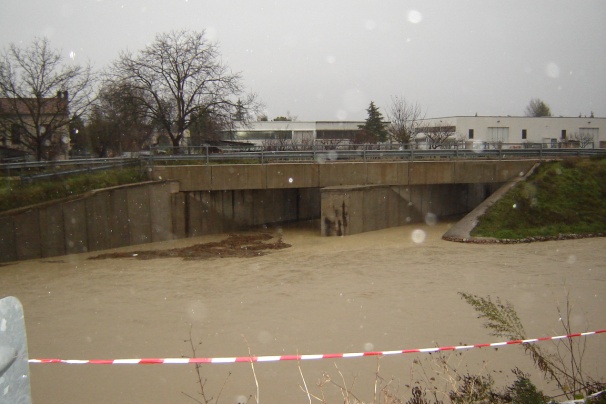  - CONFLUENZA FOSSO ALVEOLO-FIUME TIMIA - EVENTO DI PIENA VISTO DA VALLE 