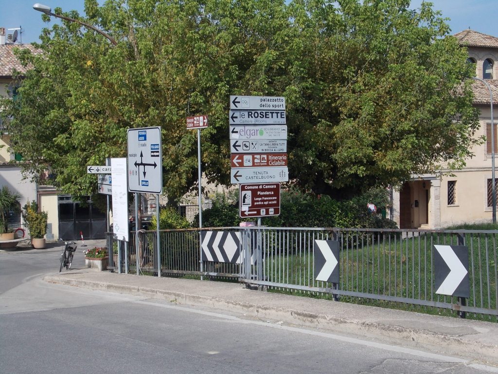  - SEGNALI STRADALI LUNGO LE STRADE PRINCIPALI