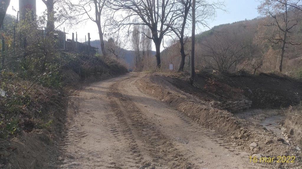  - Vista ripristino strada vicinale soprastante difesa spondale in scogliera di massi.