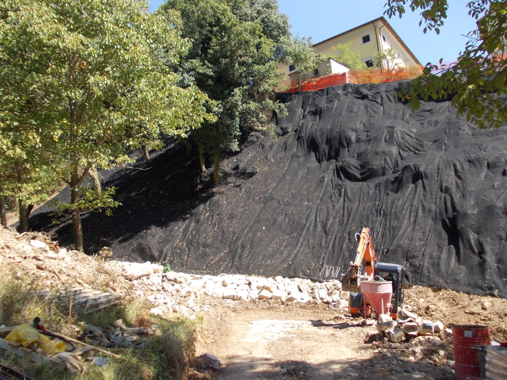  - PROTEZIONE DEL VERSANTE CON GEOGRIGLIA PEHD