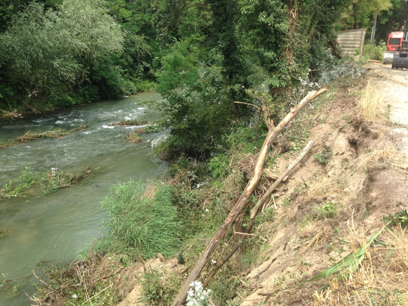  - Area di dissesto erosivo in sponda destra idrografica F. Topino lungo via della Barca - Loc. Passaggio di Bettona.