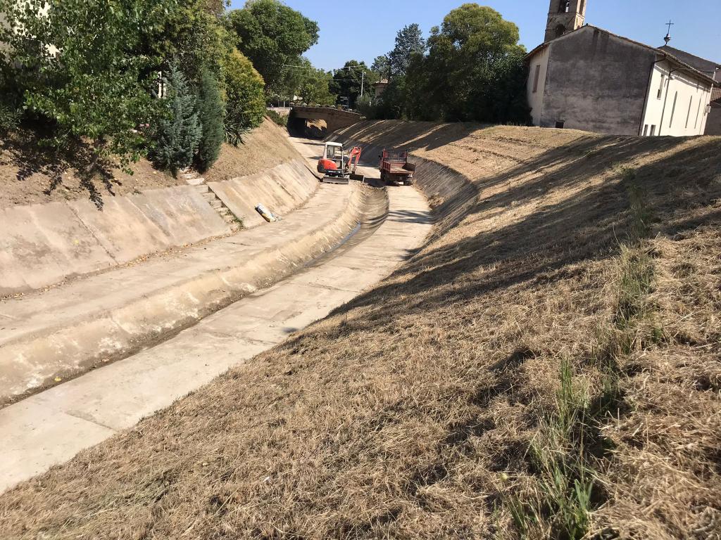  - Torr. Attone in loc. Cantalupo, rimozione terre di deposito e sfalcio tratti arginali non cementati.