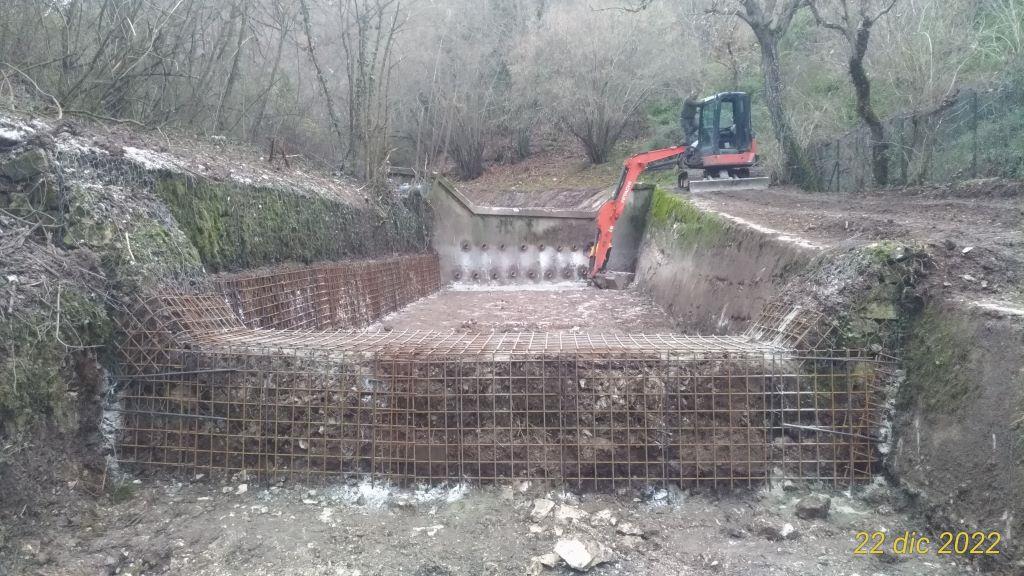  - Consolidamenti con rete elettrosaldata degli elementi idraulici deteriorati della briglia (muri e controbriglia in gabbioni). Lavori ultimati.