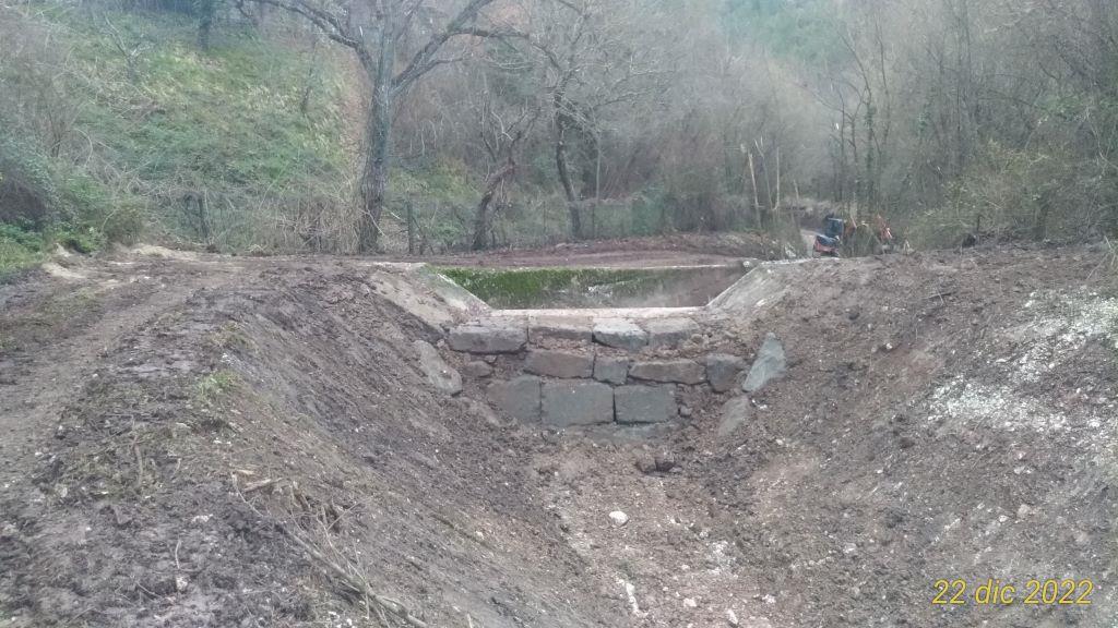  - Scavo e consolidamento a monte della briglia. Lavori ultimati.