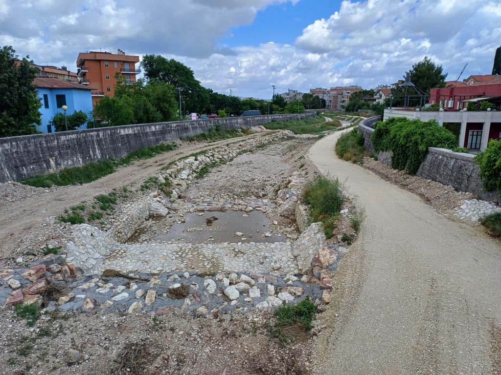  - Rivestimento briglia R e protezione sponda sinistra in scogliera.
Realizzazione pista di manutenzione in destra idrografica